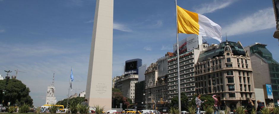 La Bandera del Vaticano, en la Plaza de la República