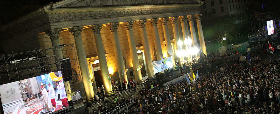 Francisco emocionó a la multitud que lo acompañó en la Catedral