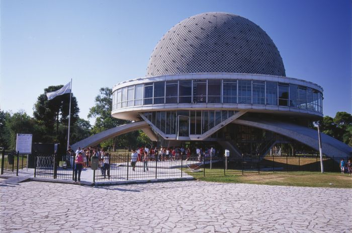 El Gobierno de la Ciudad se sumó a los festejos de San Patricio iluminando de verde el Monumento a los Españoles y el Planetario