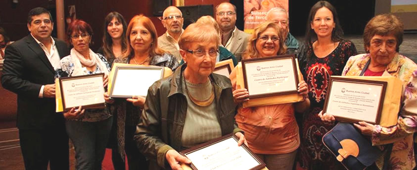 500 adultos mayores recibieron su diploma por curso de tecnología