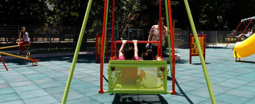 Las plazas porteñas suman juegos para grandes y chicos