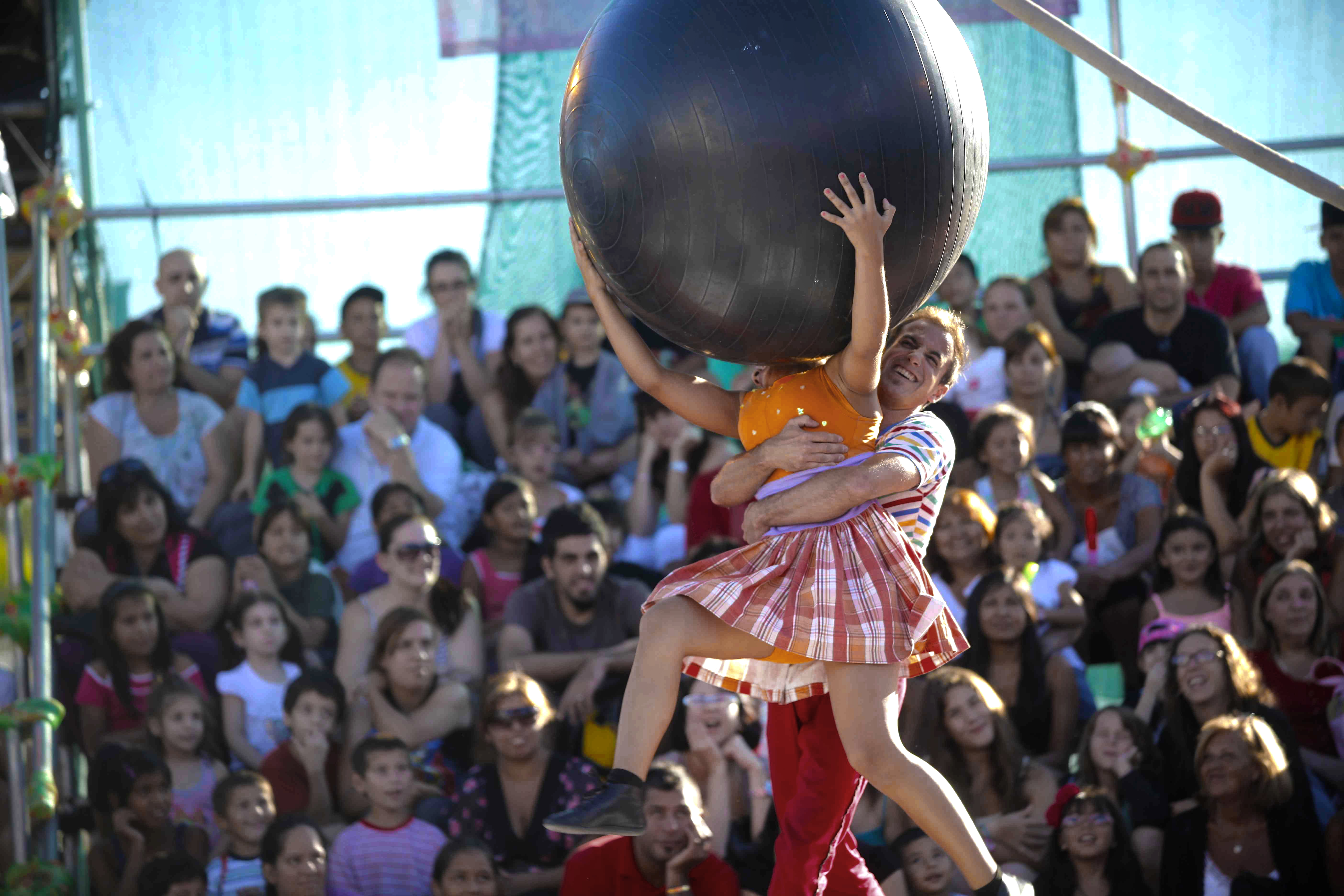 El circo y la magia tienen su lugar en el verano porteño