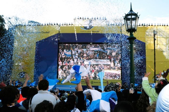 ¡Vení a disfrutar de la Apertura del Mundial de fútbol en la Plaza Emoción Mundial!