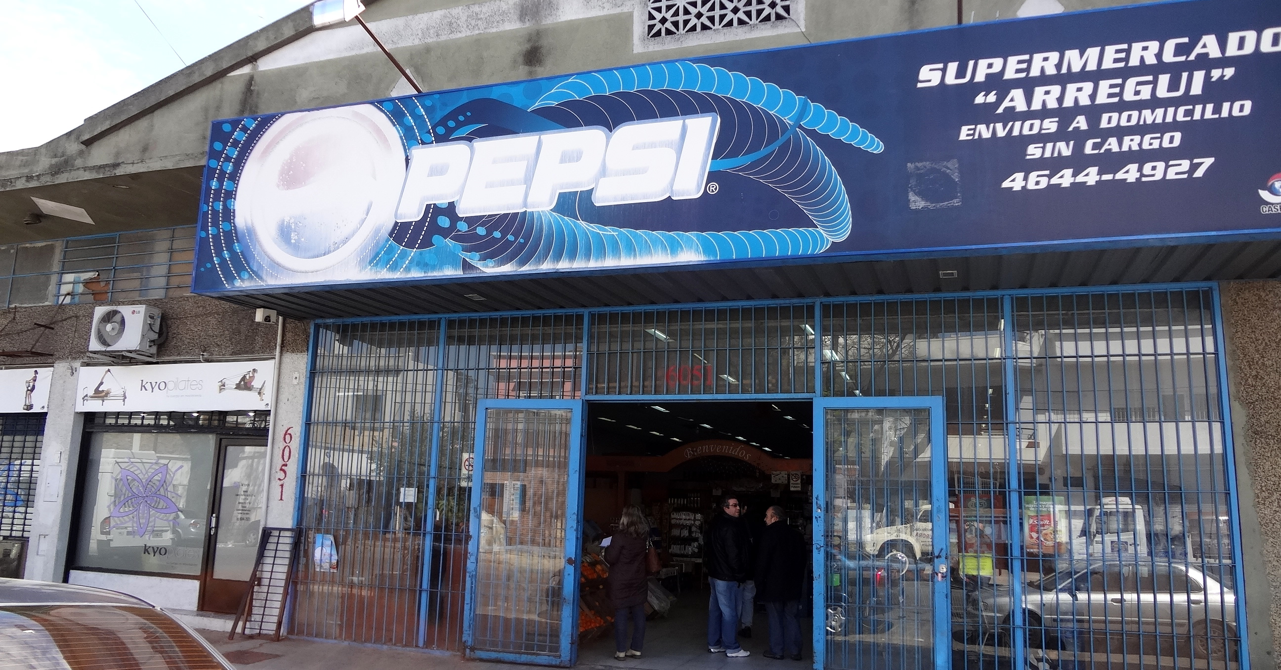 Encuentran a ciudadano chino escondido en el techo del baño de un supermercado