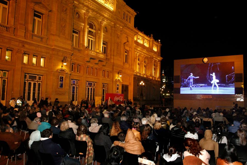 Se proyectó “El lago de los cisnes” en la Plaza del Vaticano