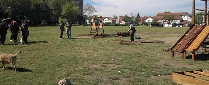 Instalamos juegos infantiles en el barrio Juan XXIII
