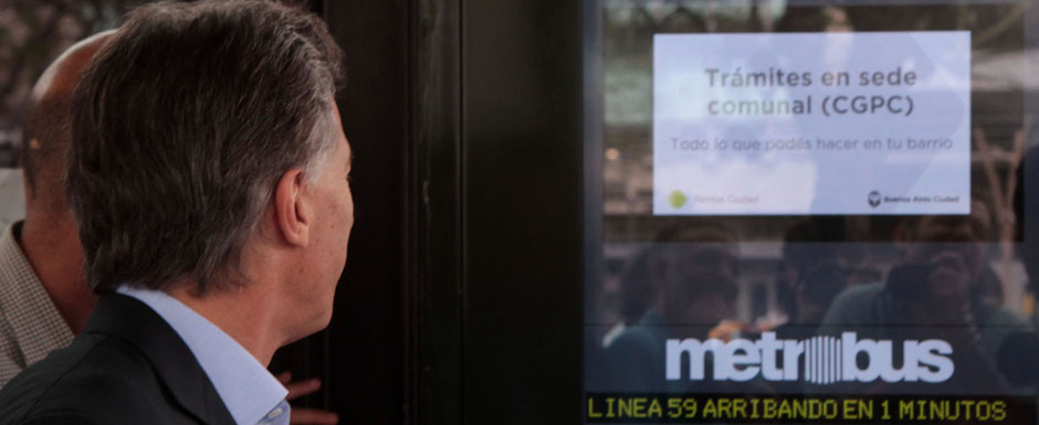 Macri observó las primeras pantallas de información del Metrobus 9 de Julio