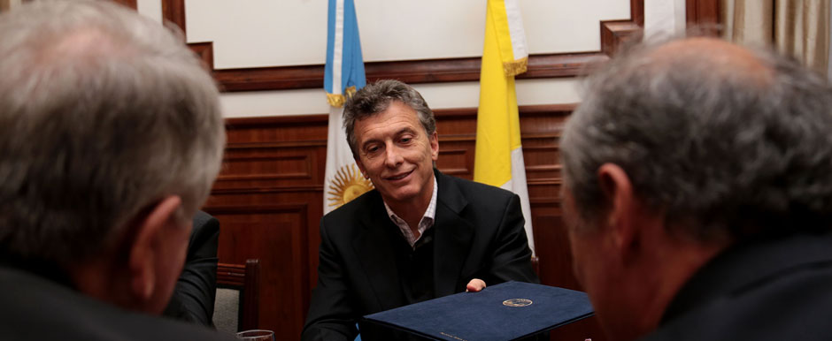 Mauricio Macri firmó un convenio con una red de escuelas que promueve el Papa Francisco