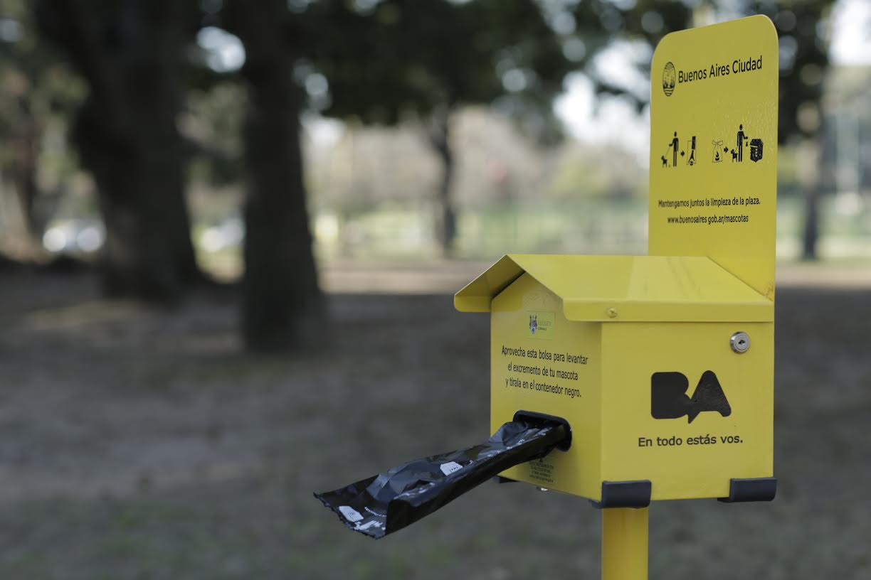 Ahora en la Ciudad contás con expendedoras de bolsas en plazas y parques para levantar lo que tu perro ensucia.