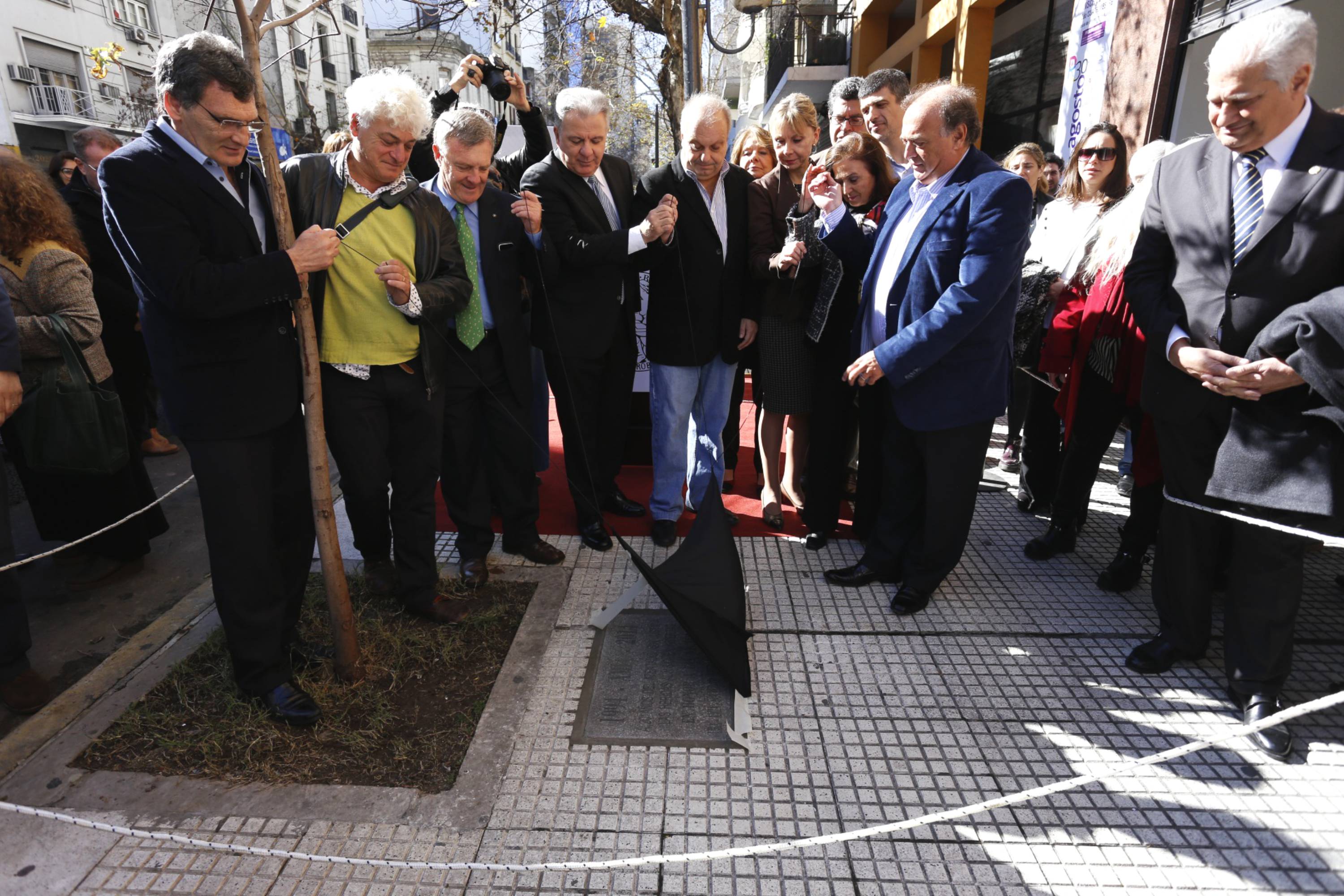 Restos de la AMIA en la vereda del Centro Cultural Ricardo Rojas