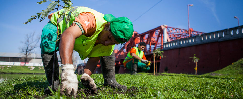 APrA organizó una jornada de plantación de especies nativas en el camino de sirga del Riachuelo