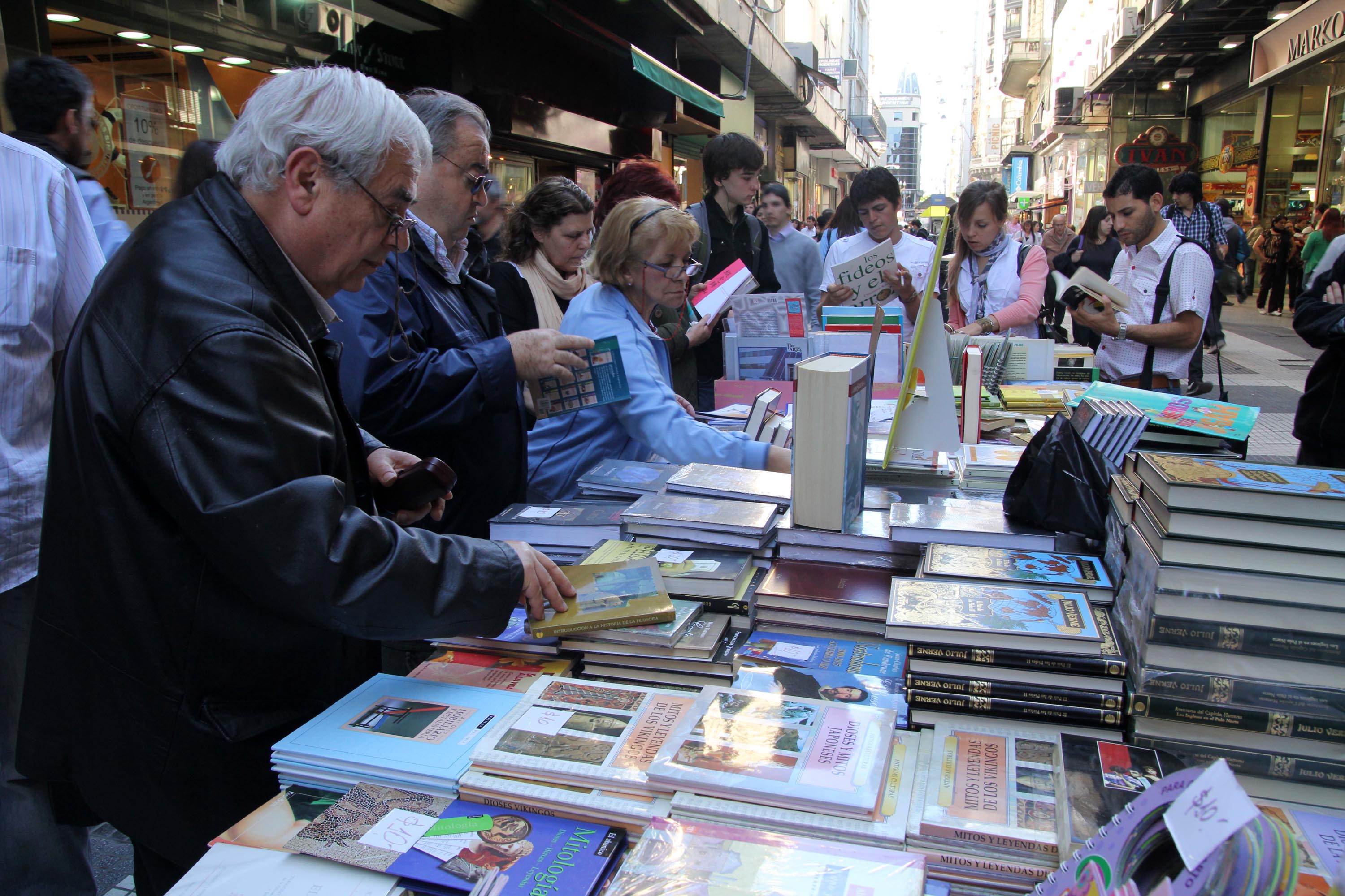 Se pone en marcha el proyecto "Leyendo espero. bibliotecas en peluquerías"