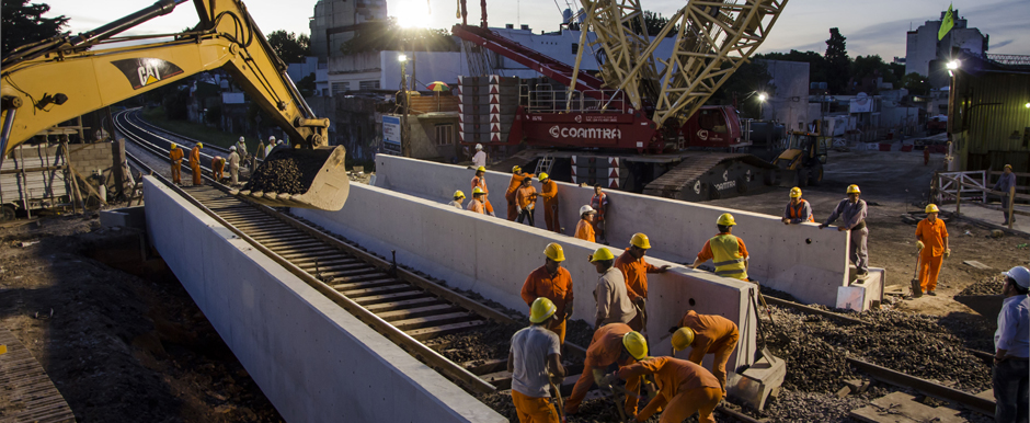 Montaje del nuevo puente ferroviario del paso bajo nivel de Av. De Los Constituyentes