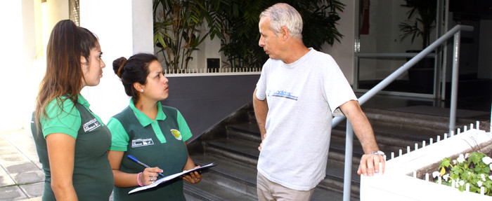 Recorren casa por casa para fomentar el reciclado de residuos