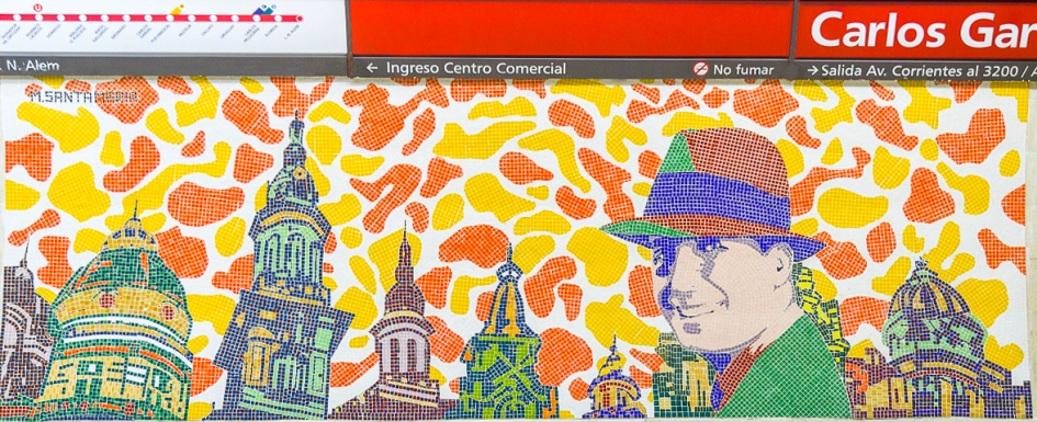 Una sonrisa inconfundible en la estación Carlos Gardel