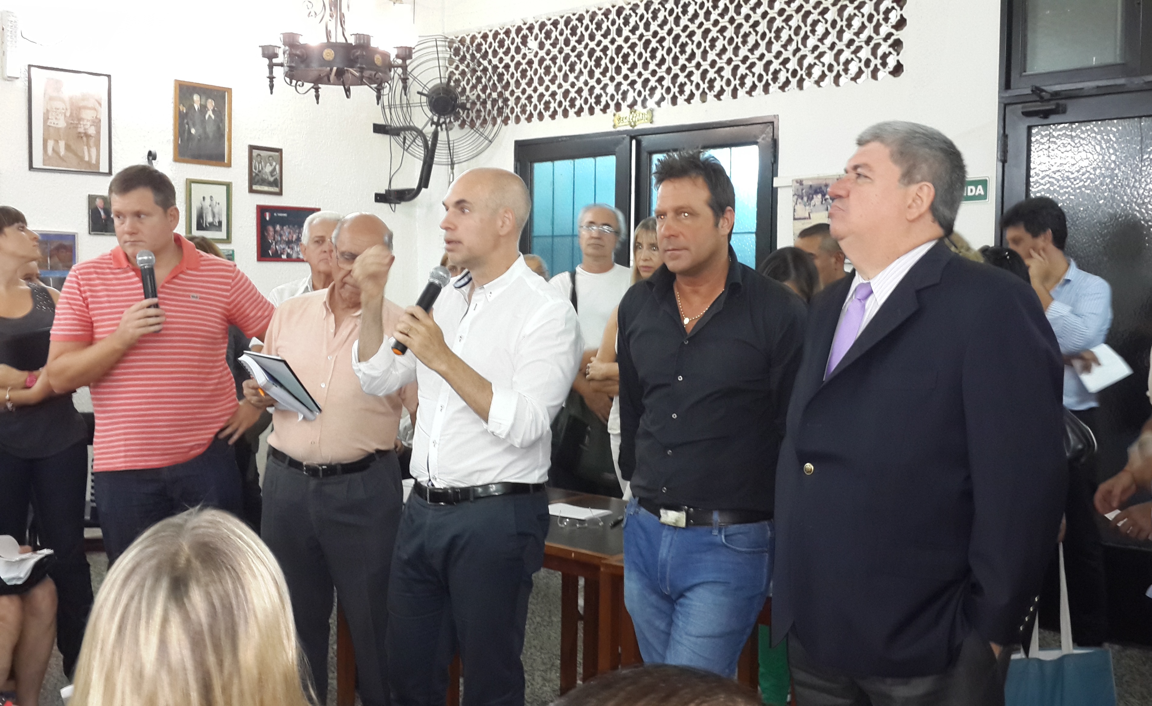 Horacio junto a los vecinos de Coghlan