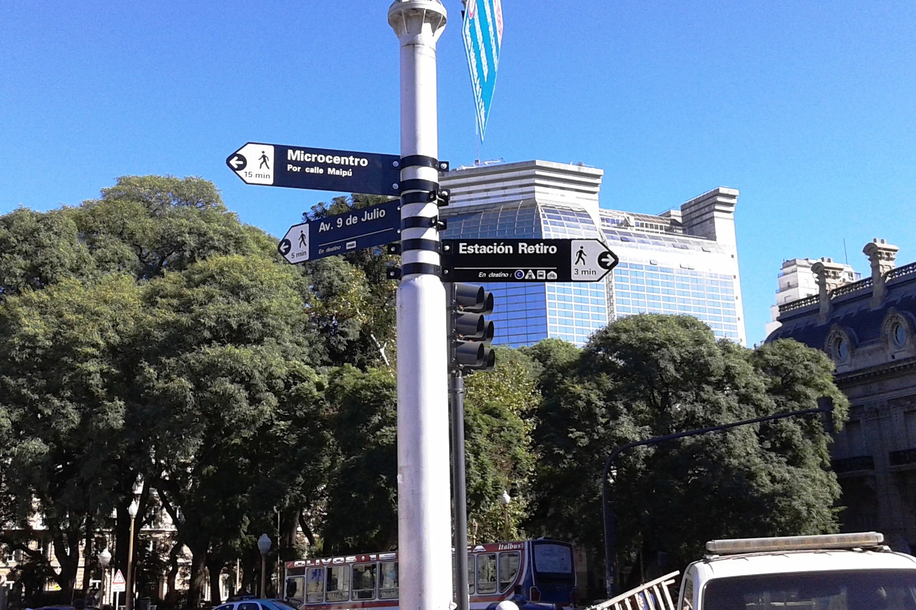 Carteles con información útil para vecinos y turistas