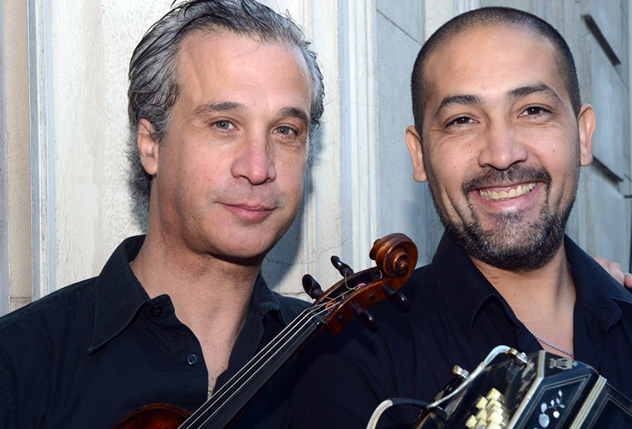 Dúo tanguero en el casco histórico