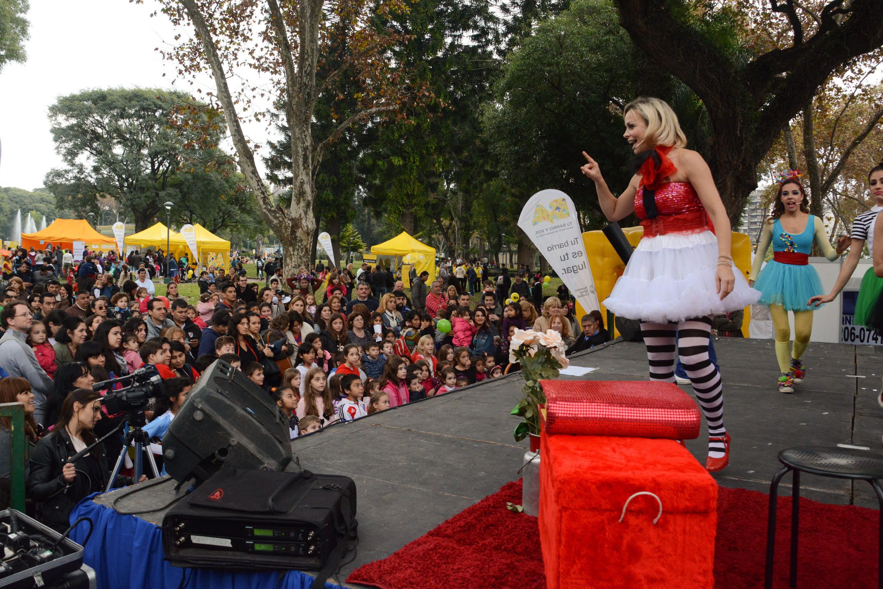 Caramelito hizo bailar a las familias en Parque Centenario