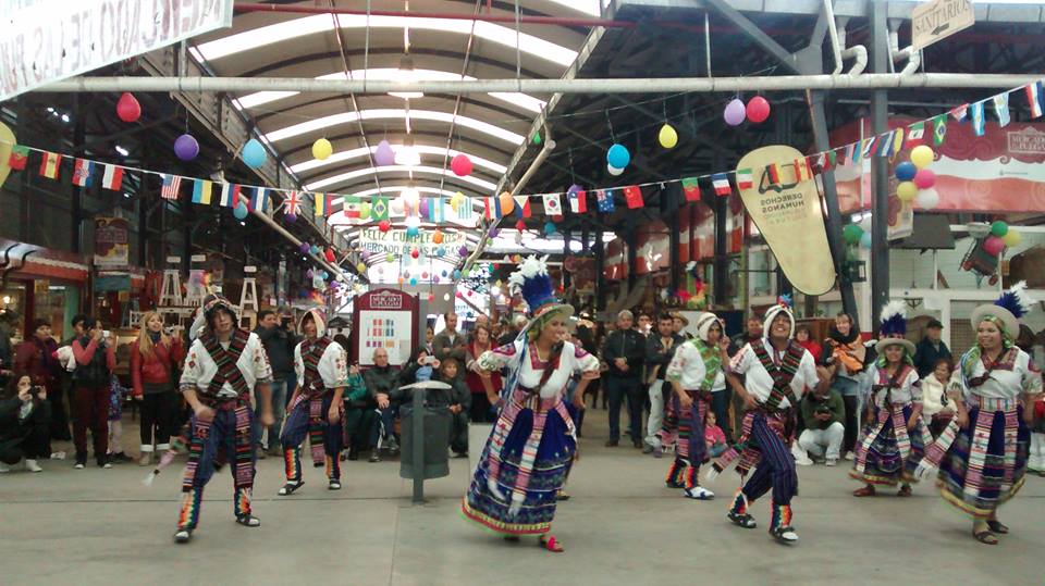 Las colectividades festejaron los 25 años del Mercado de las Pulgas