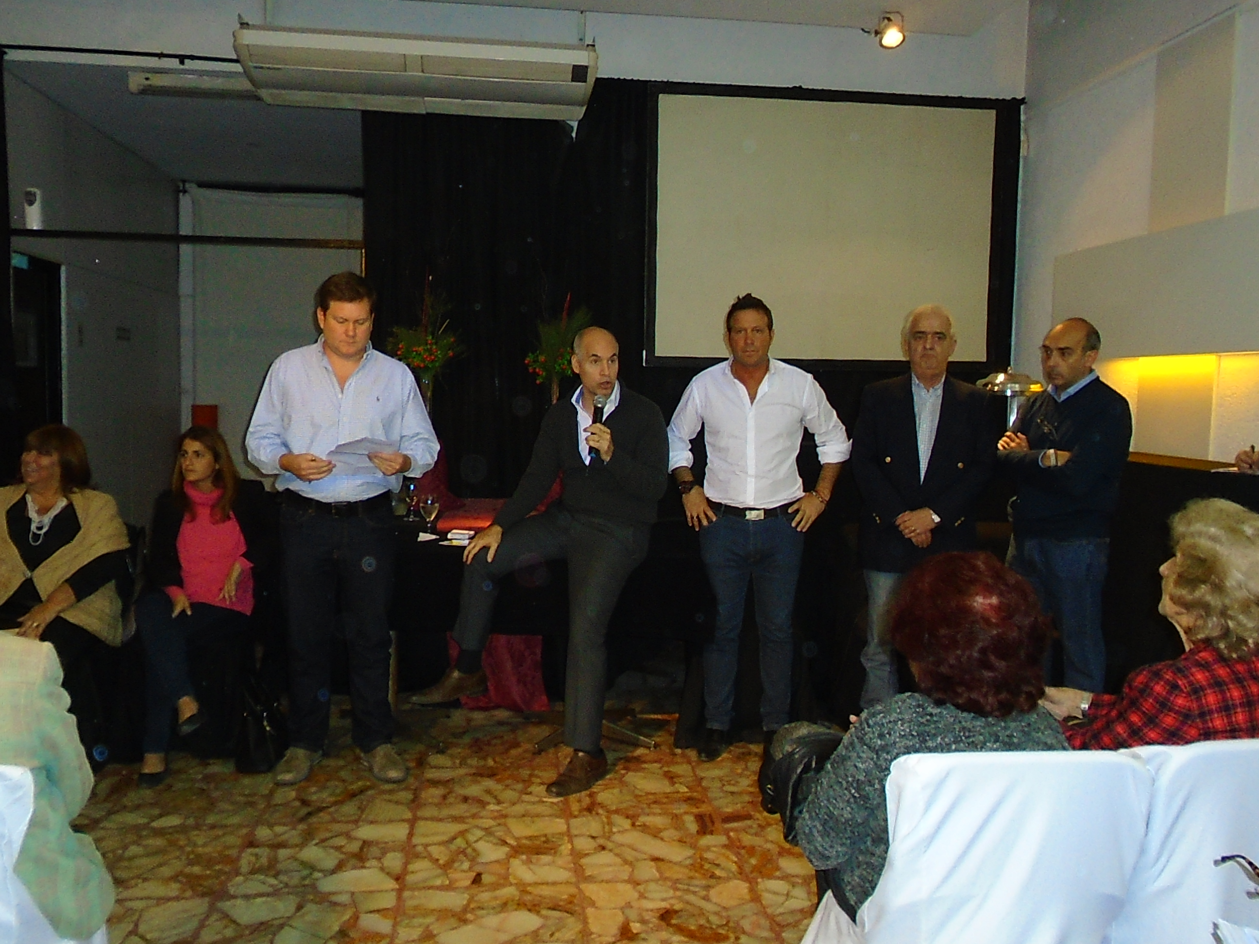 Horacio junto a los vecinos de Villa Urquiza