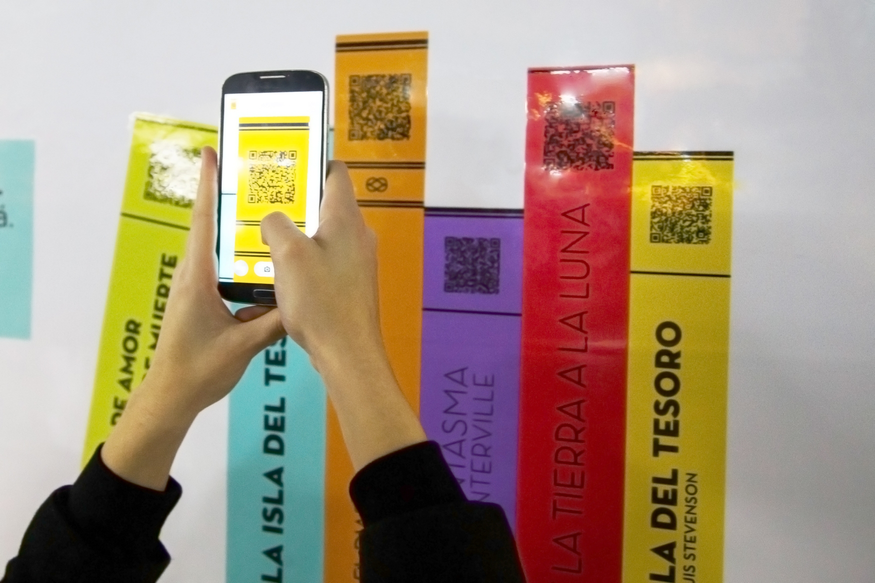 La primera biblioteca virtual de la red en la estación Plaza Italia