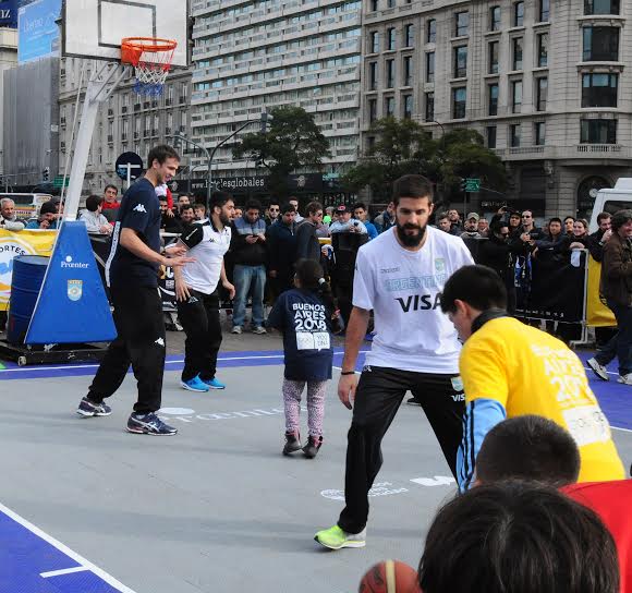 El seleccionado argentino de básquet dio una clase abierta en el centro de la Ciudad  