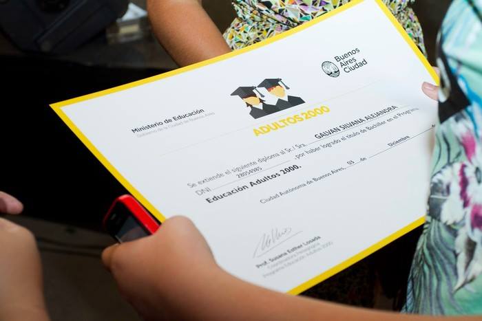 Terminá la Secundaria le cumple el sueño a miles de personas 