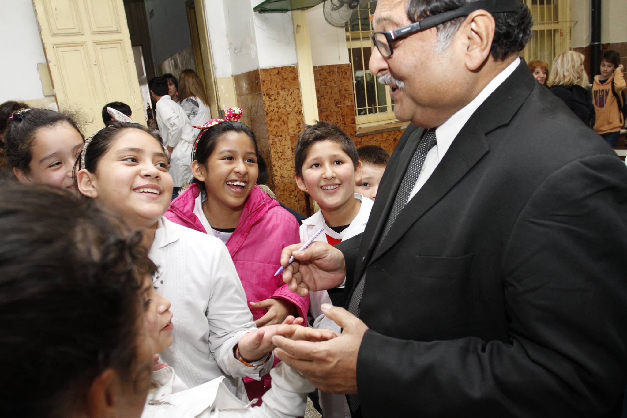 Un especialista internacional en educación visitó la Escuela 20 de Barracas