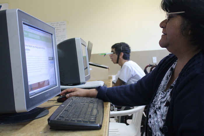 La mamá y el hijo aprenden juntos computación, en una linda historia de superación 