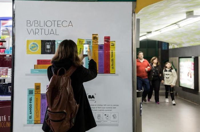 La Biblioteca virtual es toda una novedad en la Línea D del subte