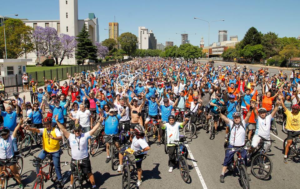 10 kilómetros de bicicleteada familiar en medio de la Ciudad