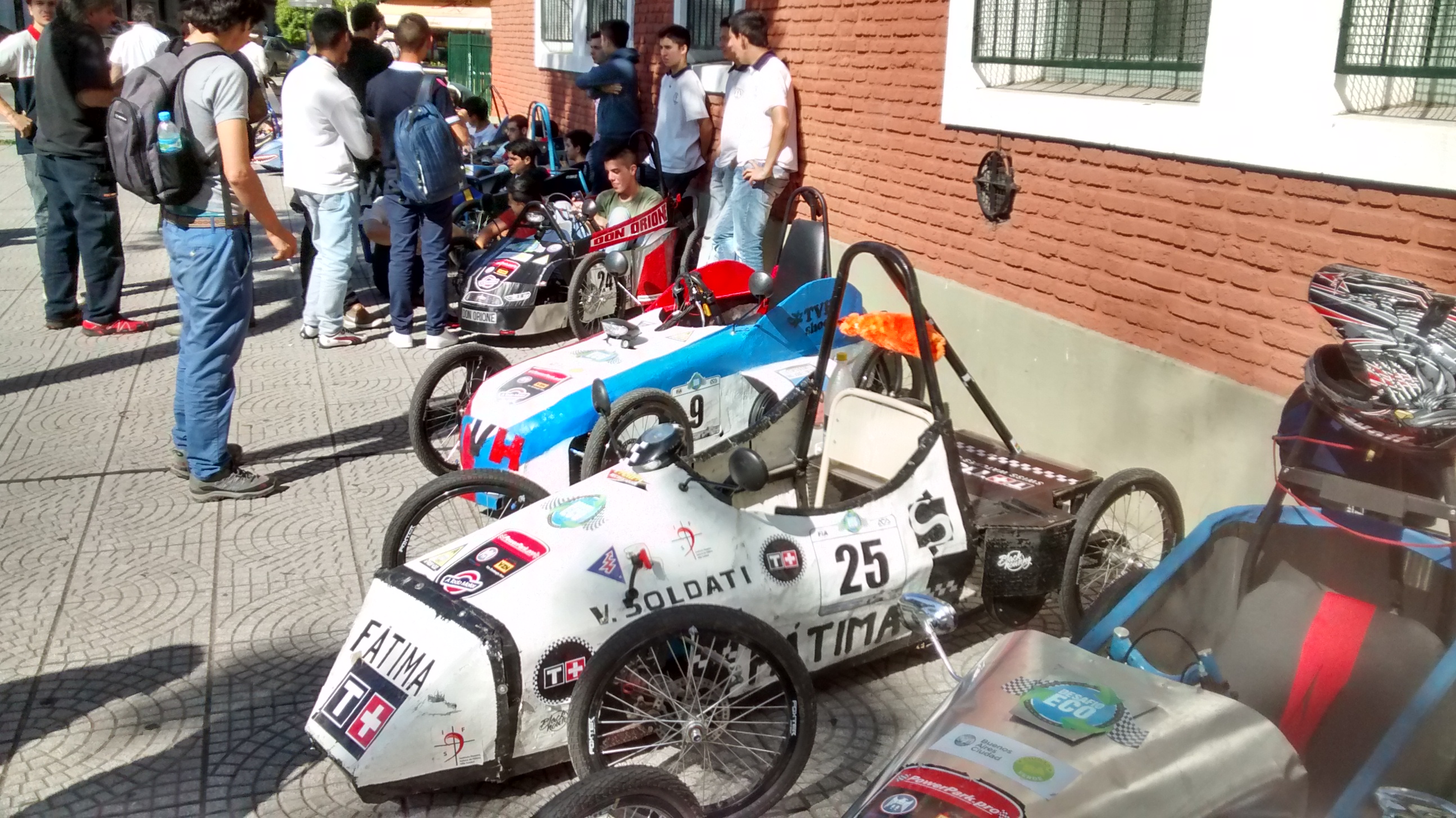 Compromiso sustentable: Las escuelas fabrican sus propios automóviles eléctricos