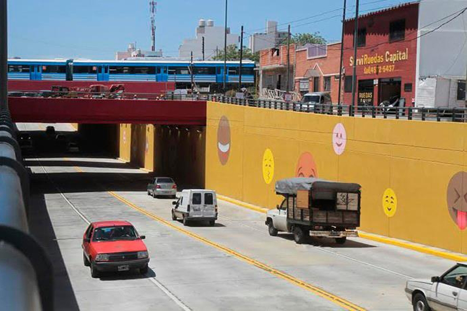 Intervención artística en un paso bajo nivel