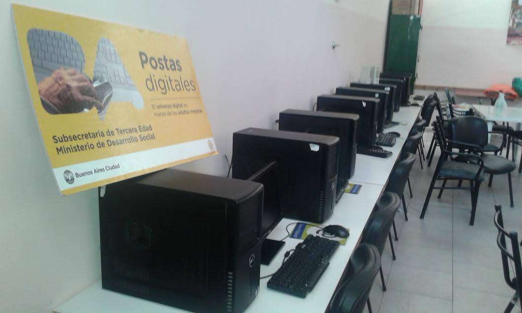 Visita de autoridades comunales a un hogar de día para adultos mayores