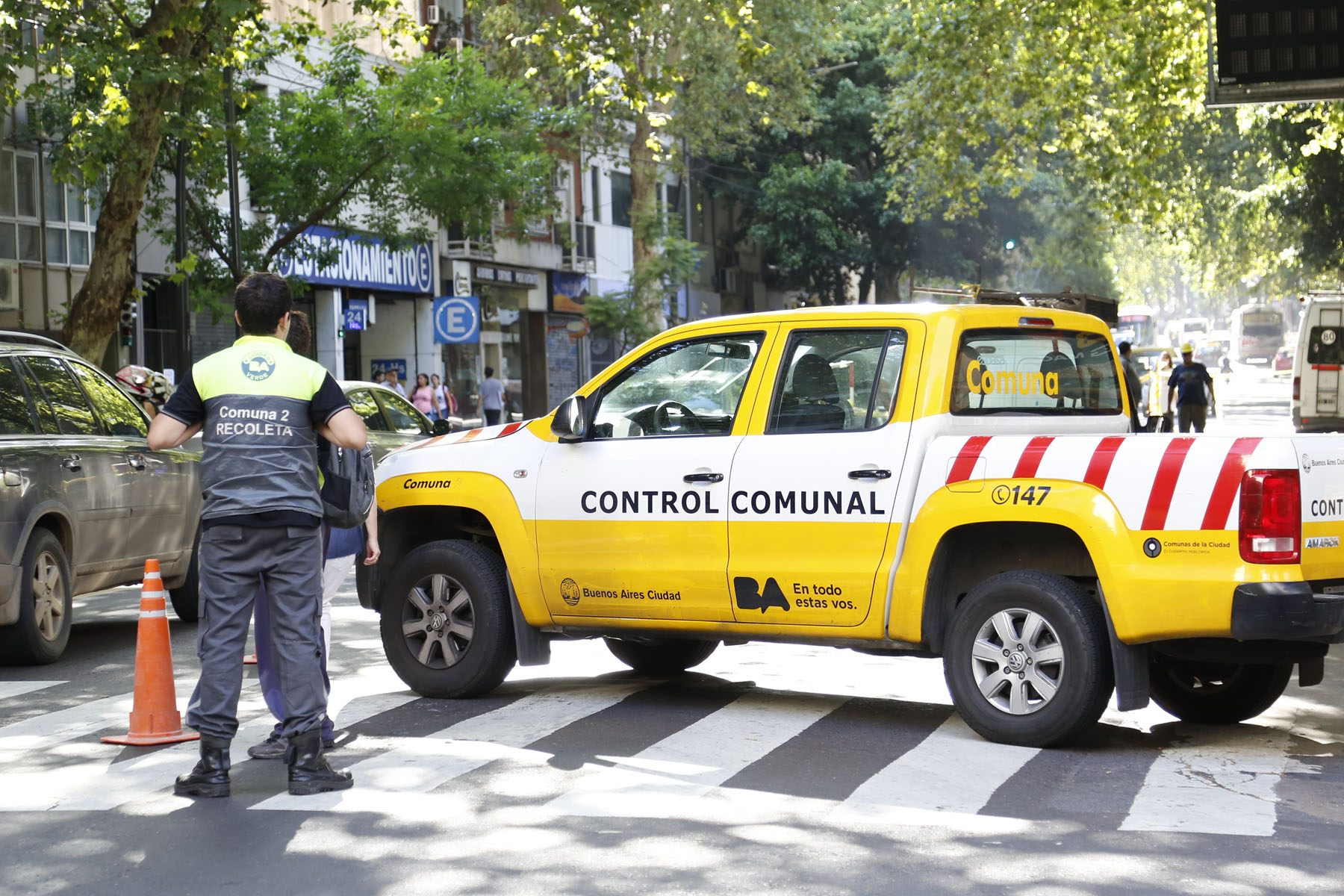 Trabajos de poda en varias calles de la Comuna 2
