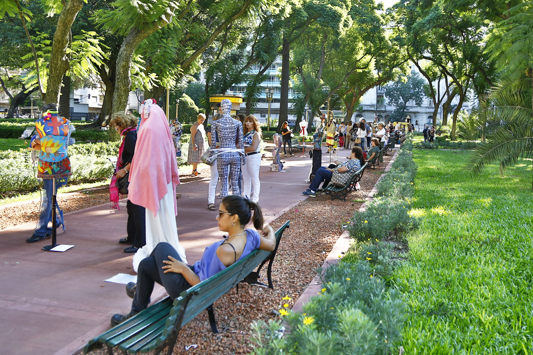 Exposición para conmemorar a la mujer en plaza Rodríguez Peña