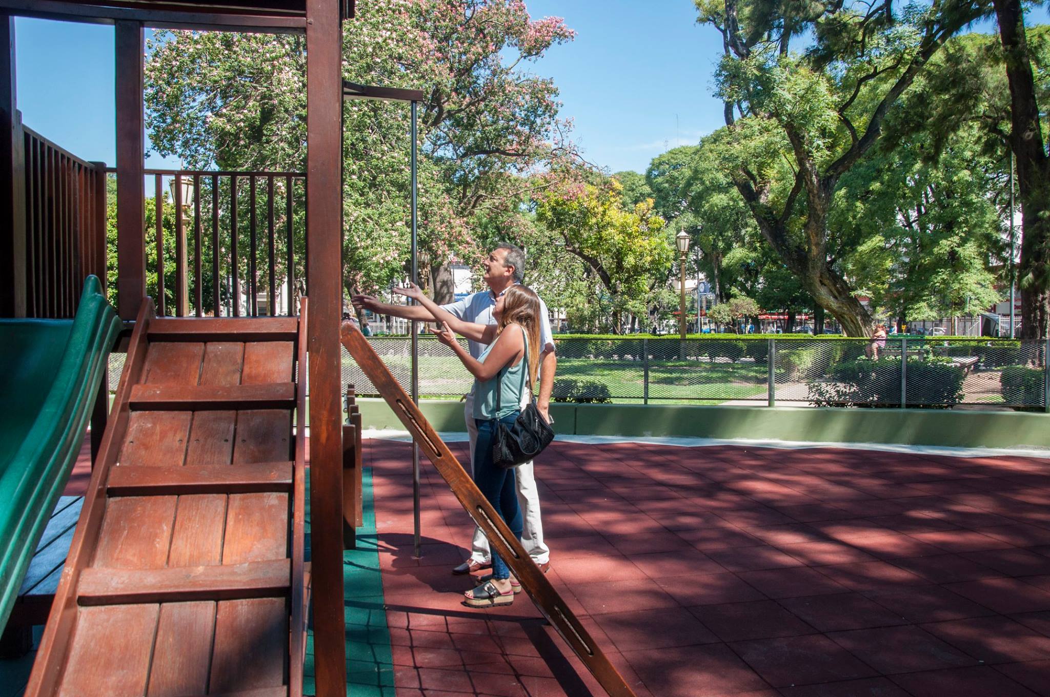 Renovamos el patio de juegos de la Plaza Flores