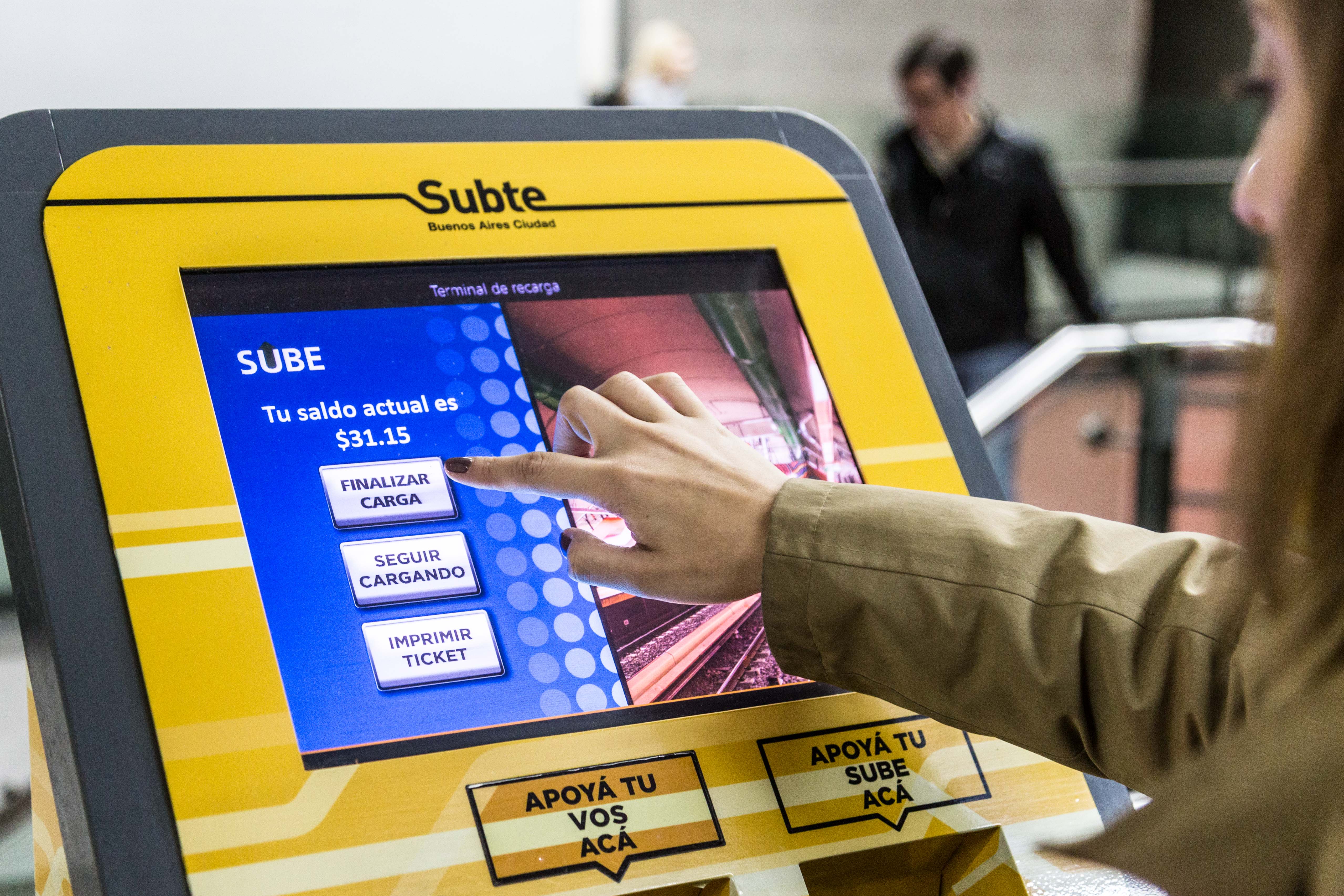 Nuevas máquinas para cargar la tarjeta SUBE en la Línea D