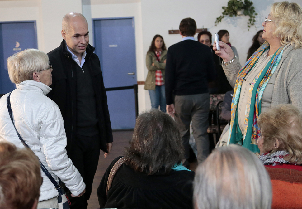El Jefe de Gobierno encabezó un operativo de vacunación de adultos mayores en Villa Luro