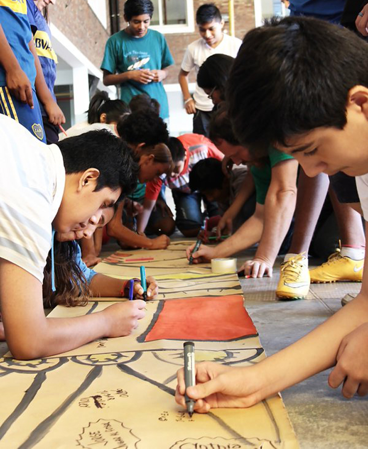 Las escuelas abren los sábados y reciben a 6500 chicos