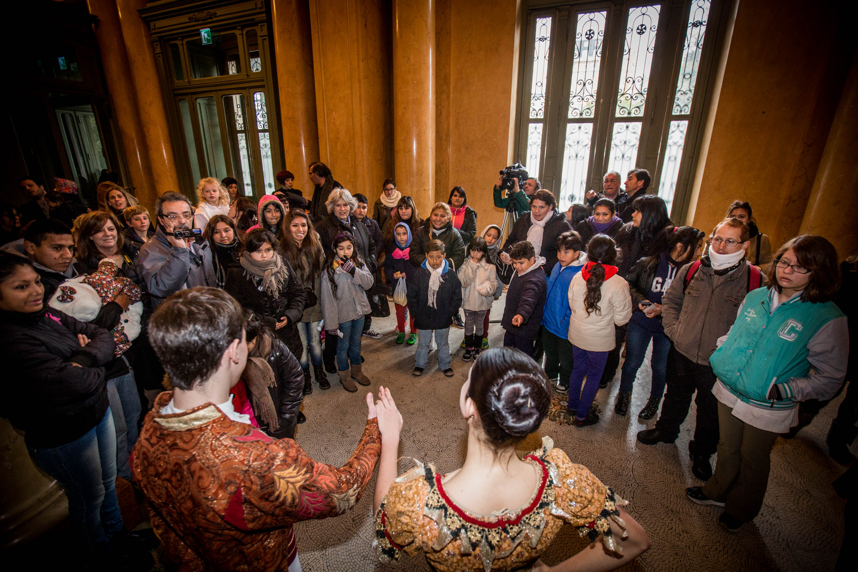 Alumnos de los talleres de “Arte en Barrios” visitaron por primera vez el Teatro Colón