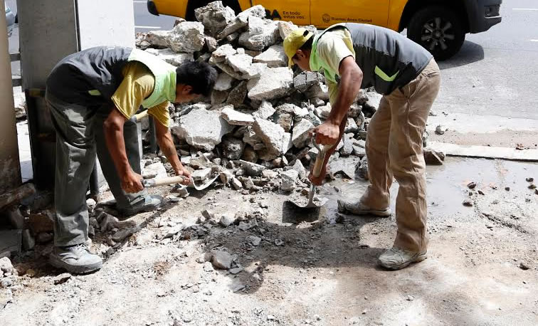 Se aprobaron los pliegos para la reparación de aceras en la Comuna 15