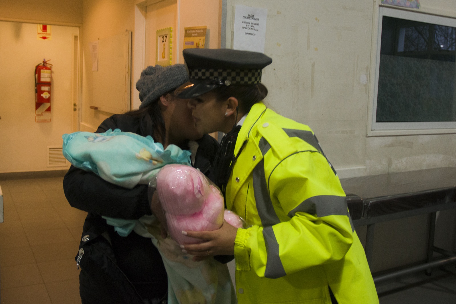 Con colaboración de una mujer policía, Kiara nació en la puerta de la maternidad Sardá