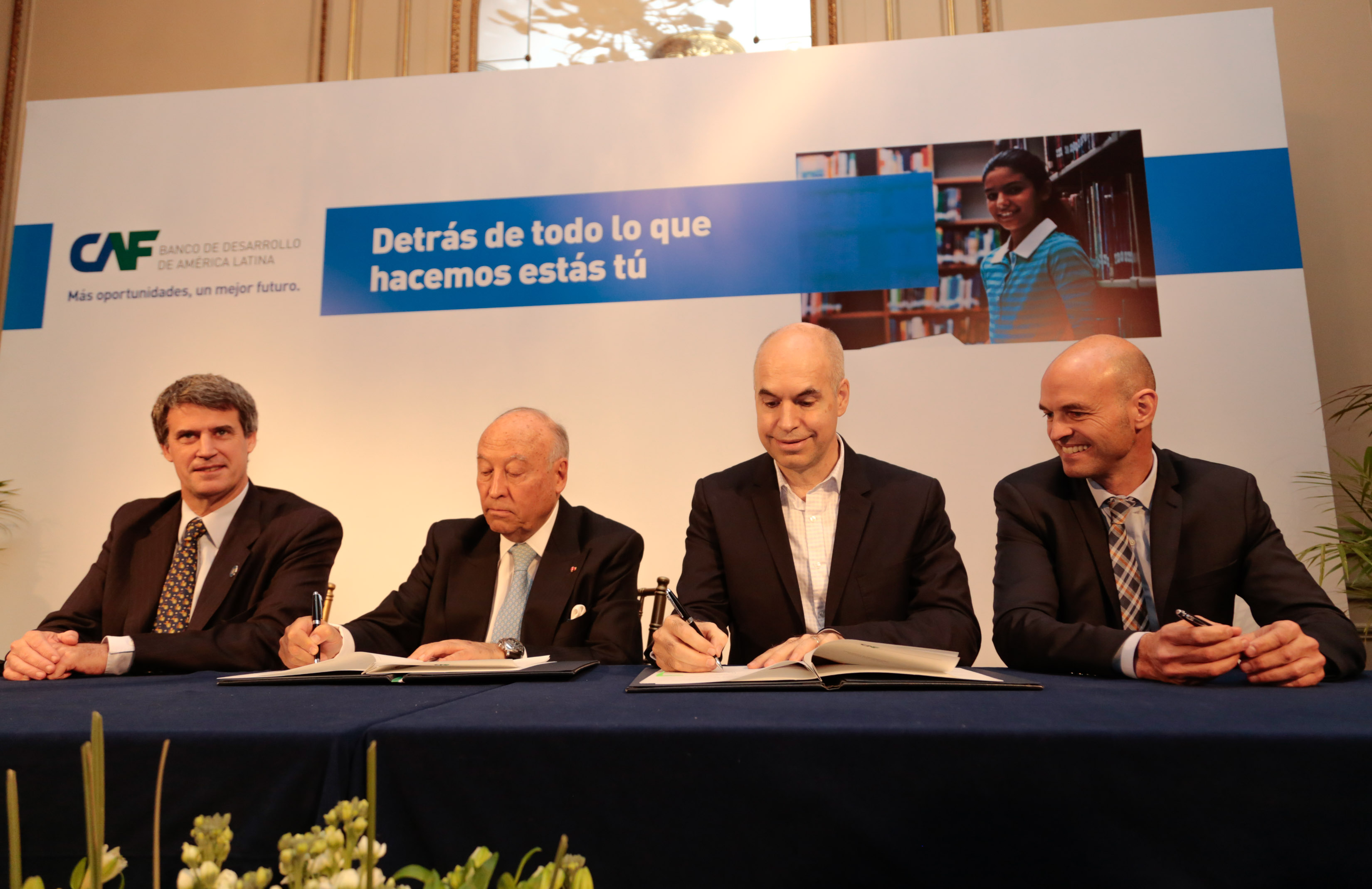 Firma del crédito internacional para construir el Paseo del Bajo