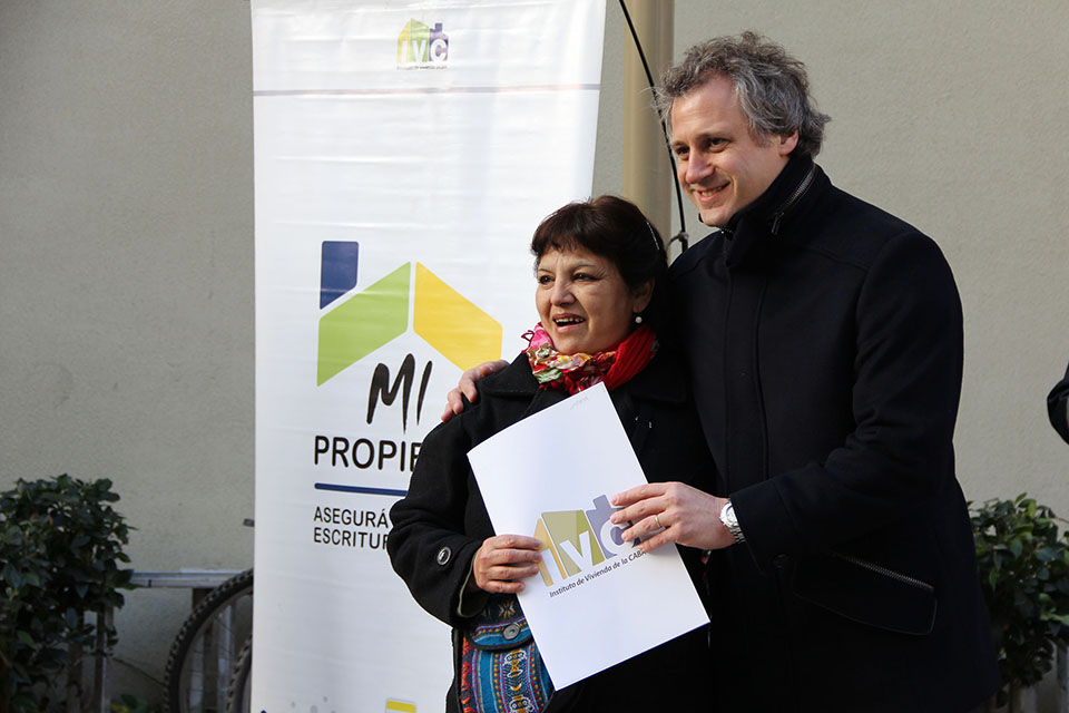 El Instituto de Vivienda entregó escrituras a 125 familias en el Luzuriaga
