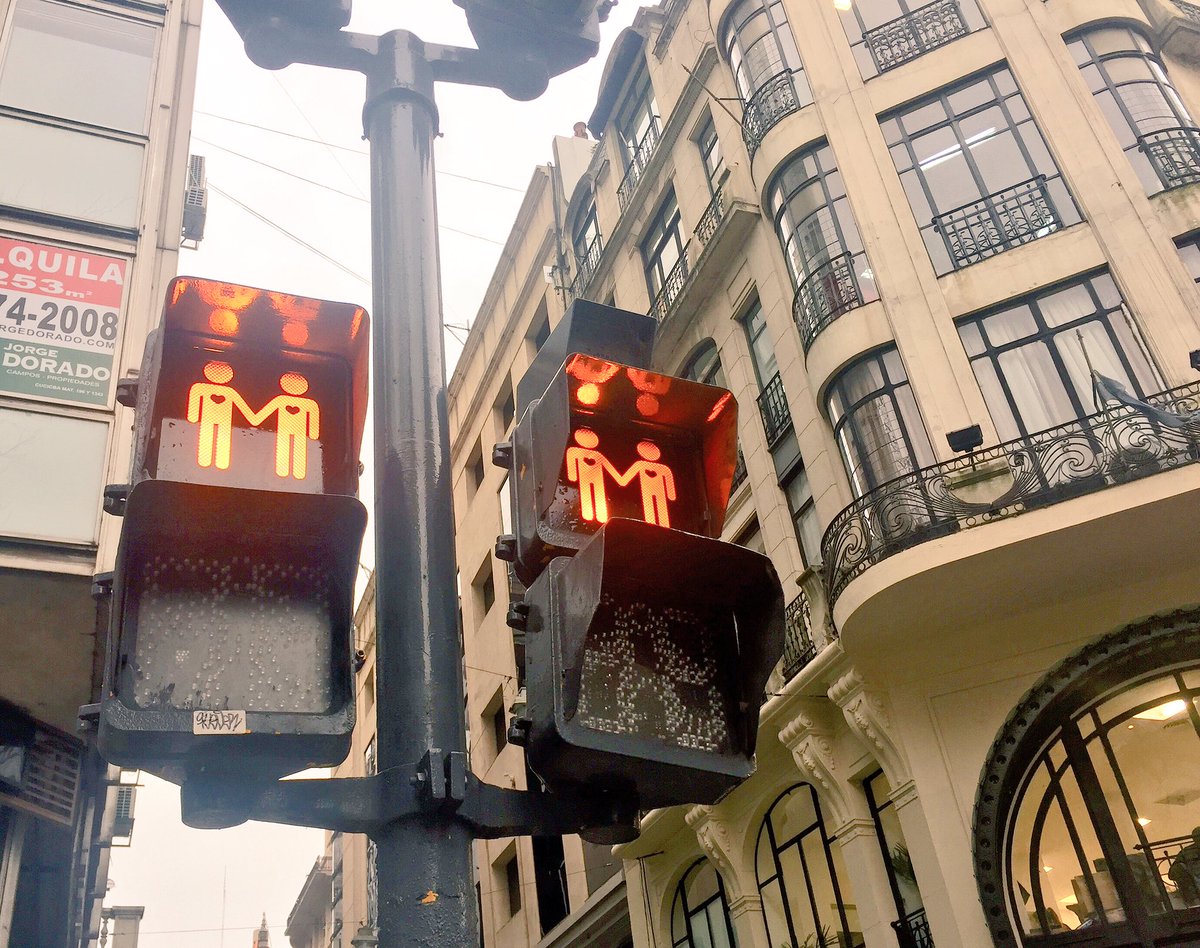 Video: parejas igualitarias en los semáforos porteños