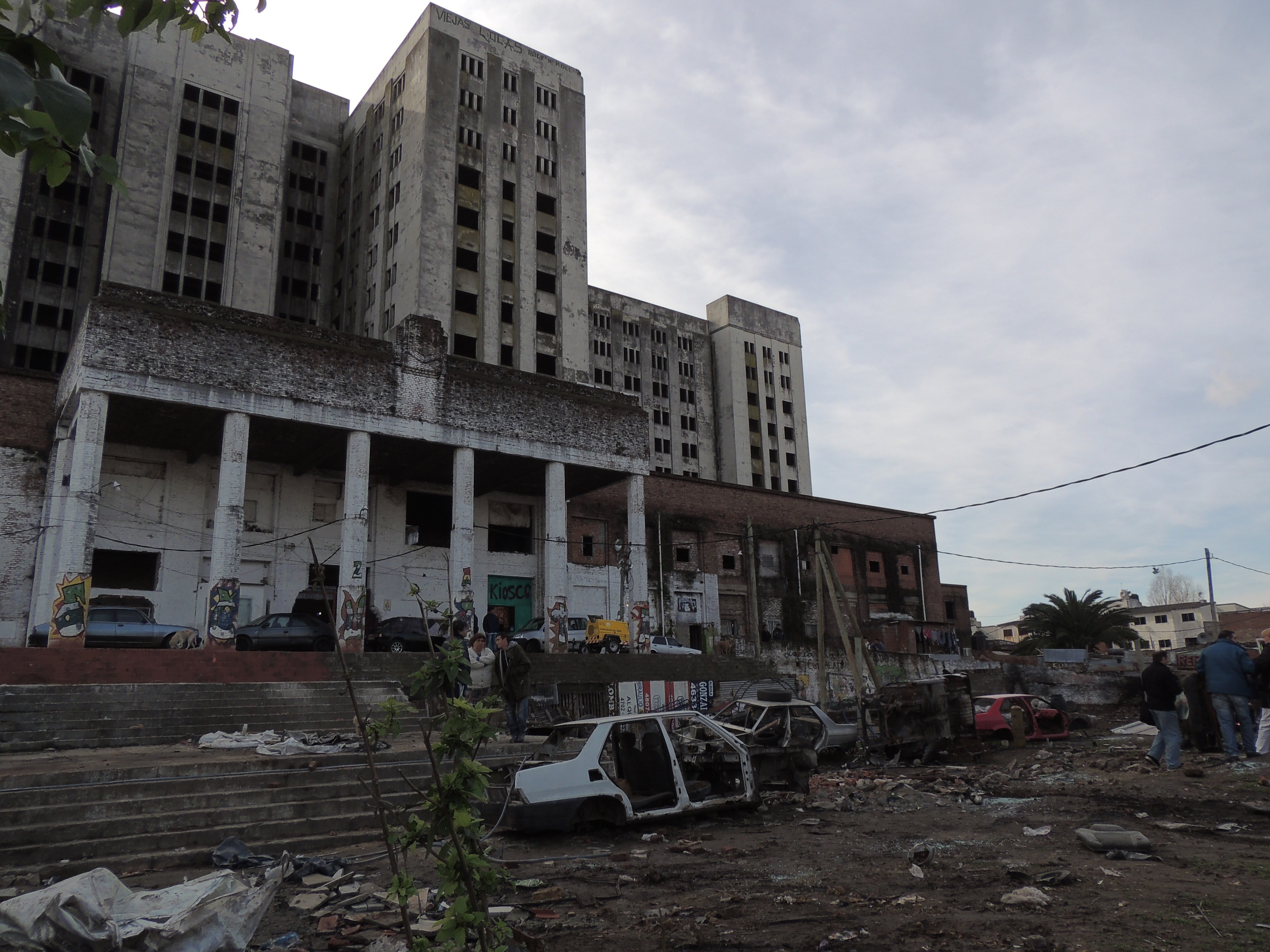 Se removieron vehículos abandonados del predio Elefante Blanco