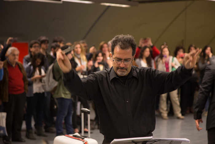 Miles de usuarios ya se sorprendieron con la ópera en el subte