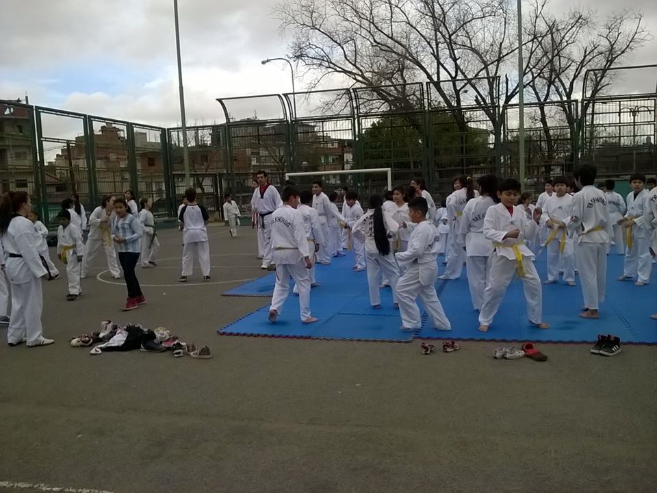 Los chicos del Bajo Flores tuvieron un día música y deporte